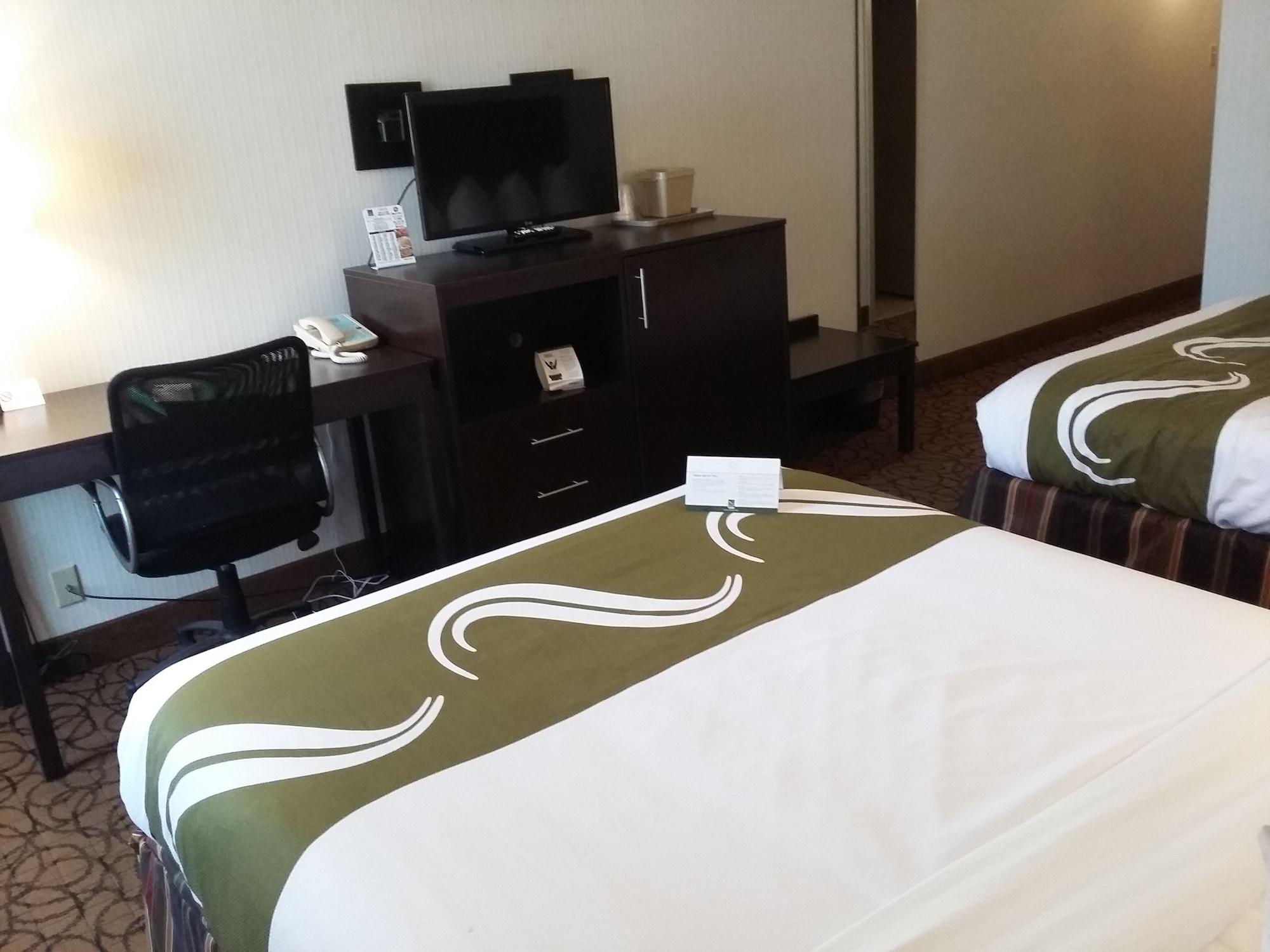 Quality Inn & Suites Escanaba North Kültér fotó