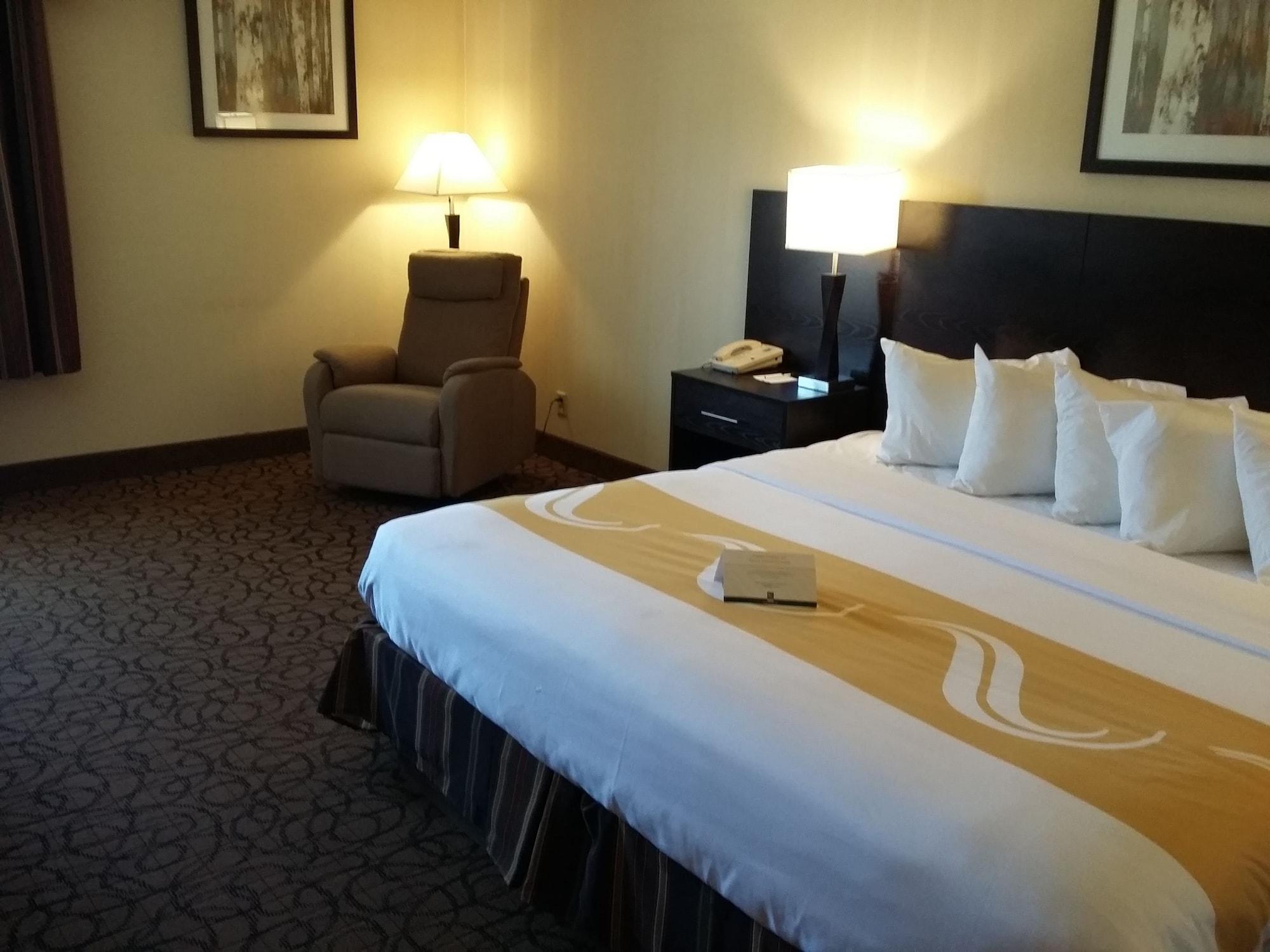 Quality Inn & Suites Escanaba North Kültér fotó