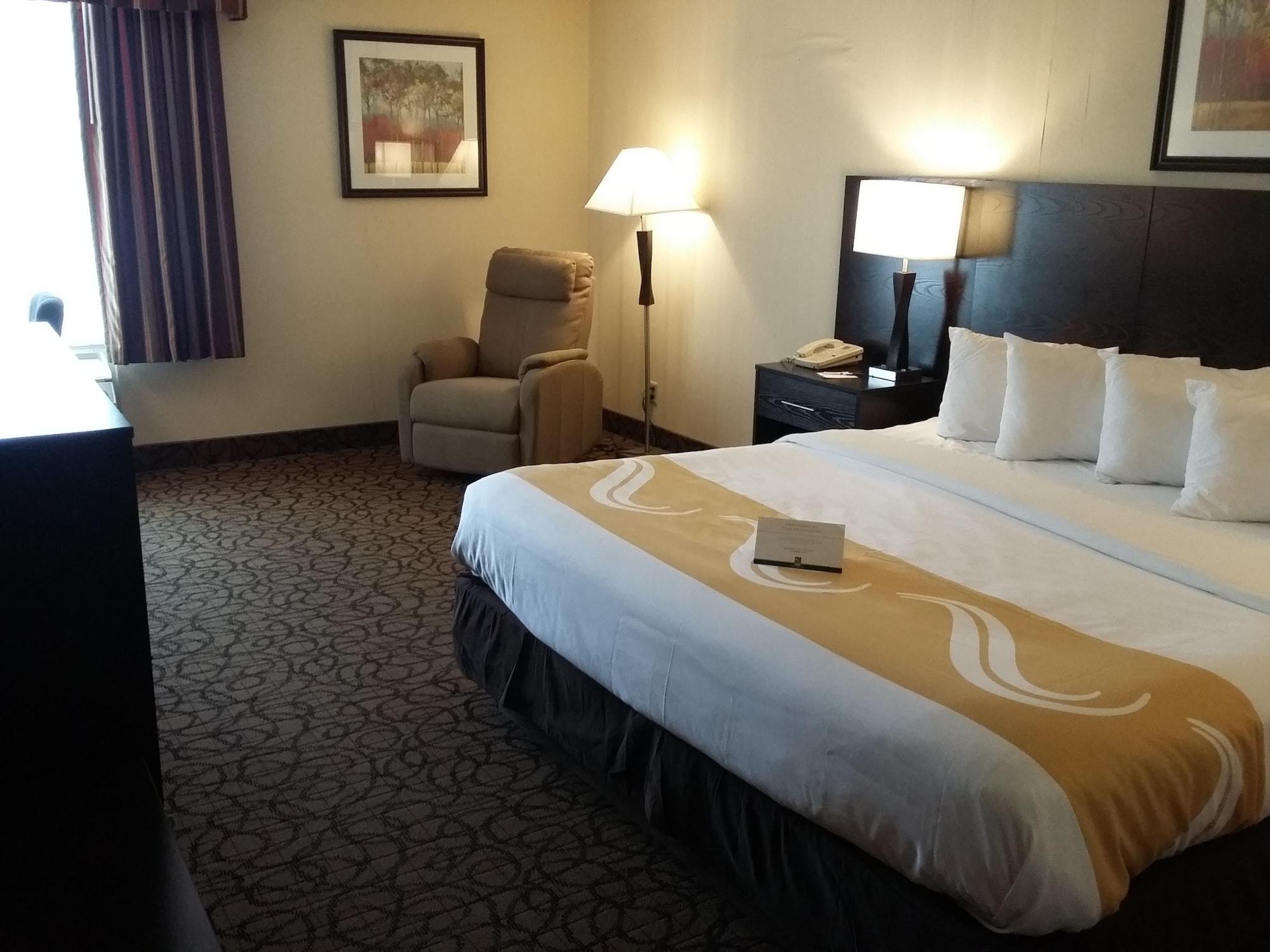 Quality Inn & Suites Escanaba North Kültér fotó
