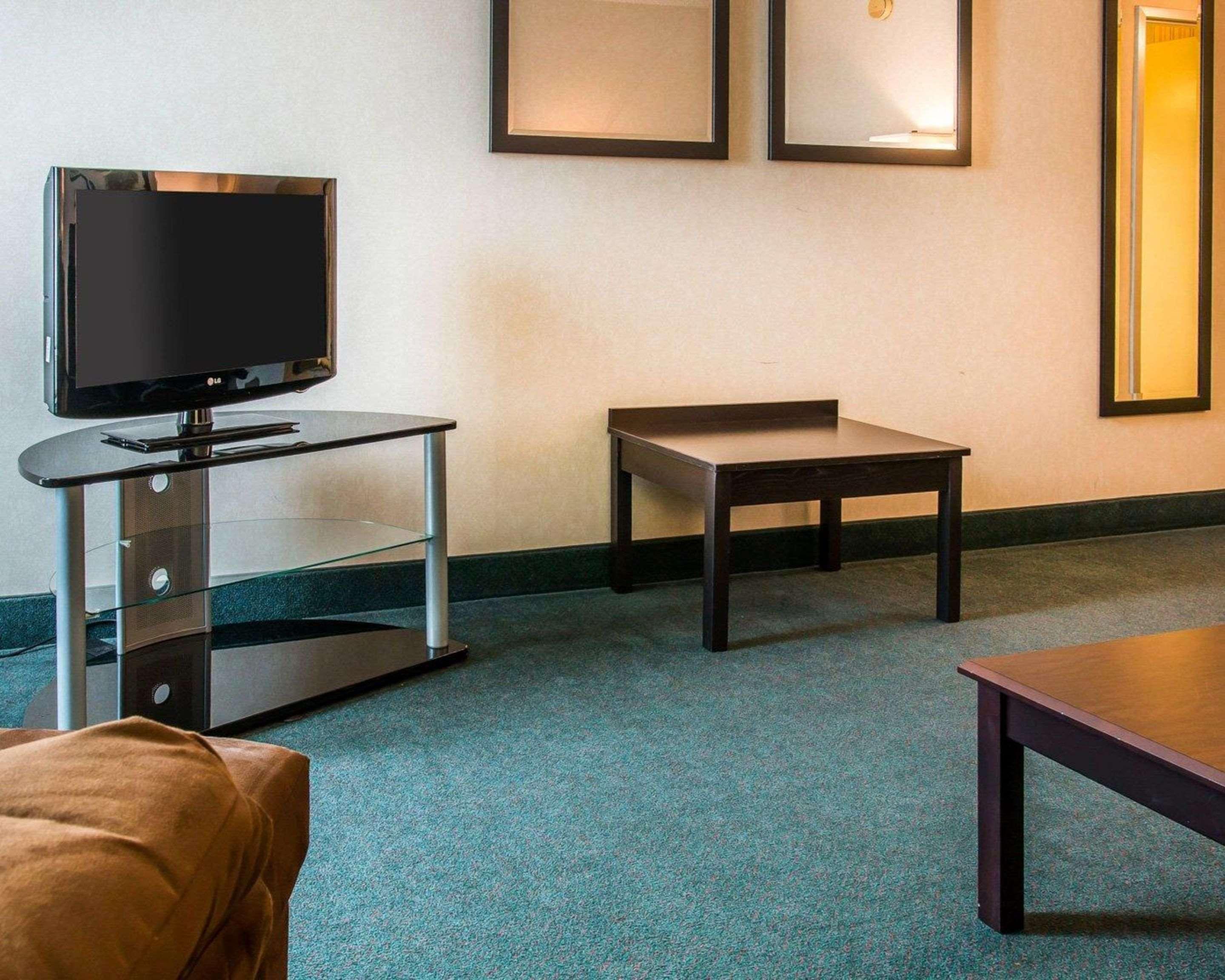 Quality Inn & Suites Escanaba North Kültér fotó